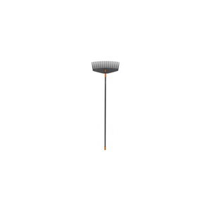 Černé hliníkové hrábě s násadou na listí Fiskars Solid, šířka 52 cm